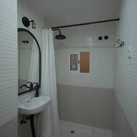 Con Bano Privado En Casa De 3 En El Barrio Mas Historico * Granada
